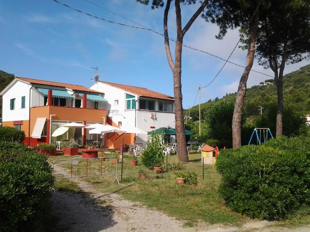 Hotel Rustichello مارينا دي كامبو المظهر الخارجي الصورة